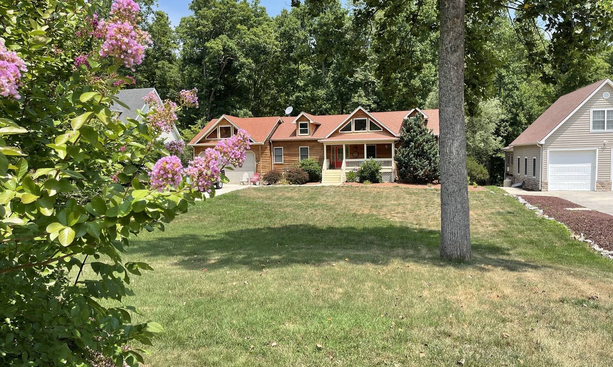 Sloans Valley House | 'No Wake Zone' is Lakefront and close to the boat ramp