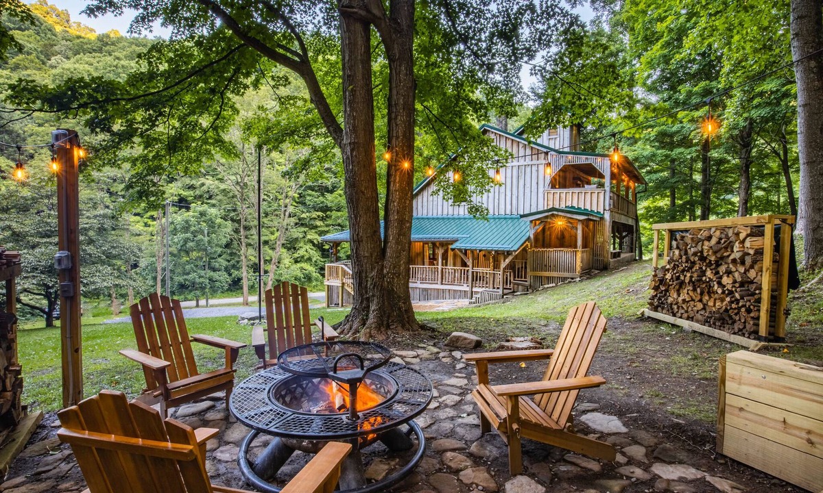 Ansted Cabin | OFF GRID GETAWAY! BRING ATV.Mountain cabin close to New River Gorge.