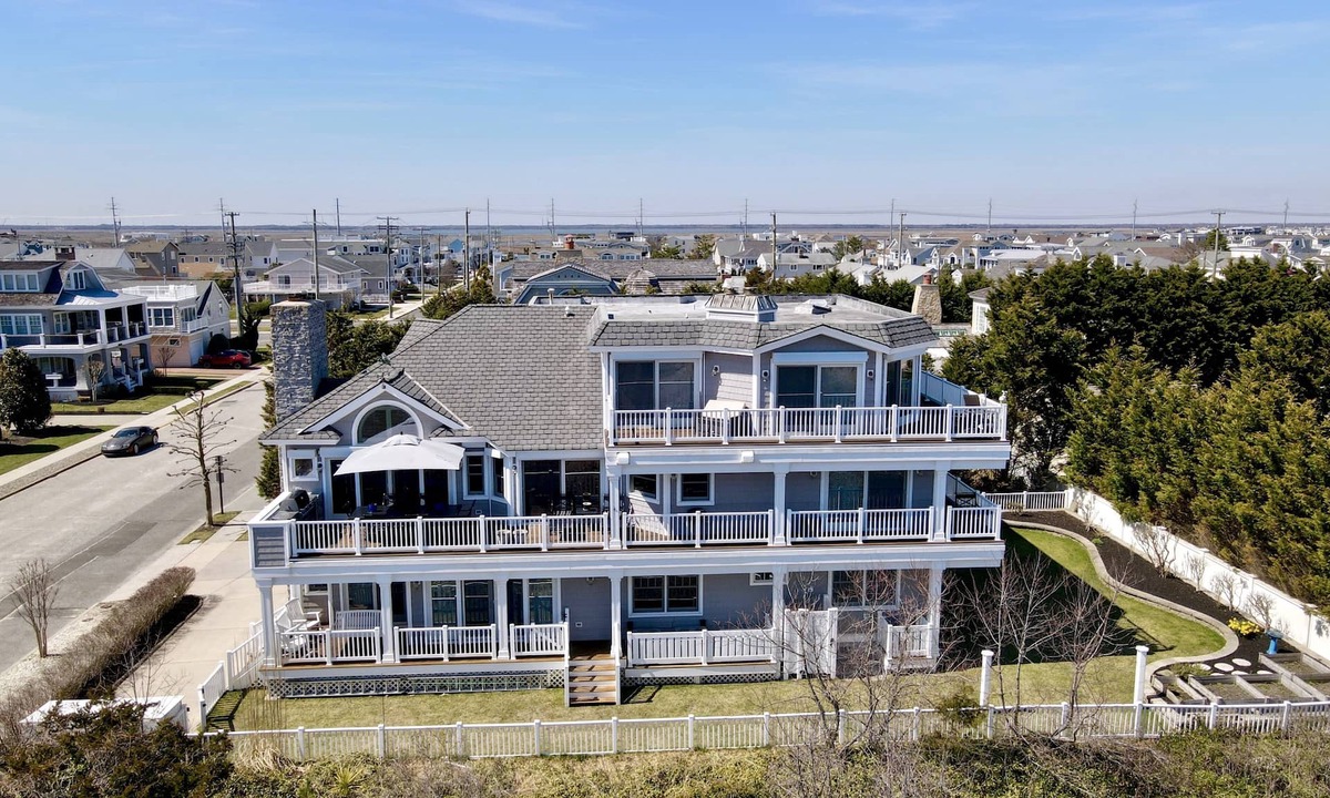 Avalon House | Once in a lifetime vacation opportunity with expansive space for the family to enjoy together all while being directly on the beach.