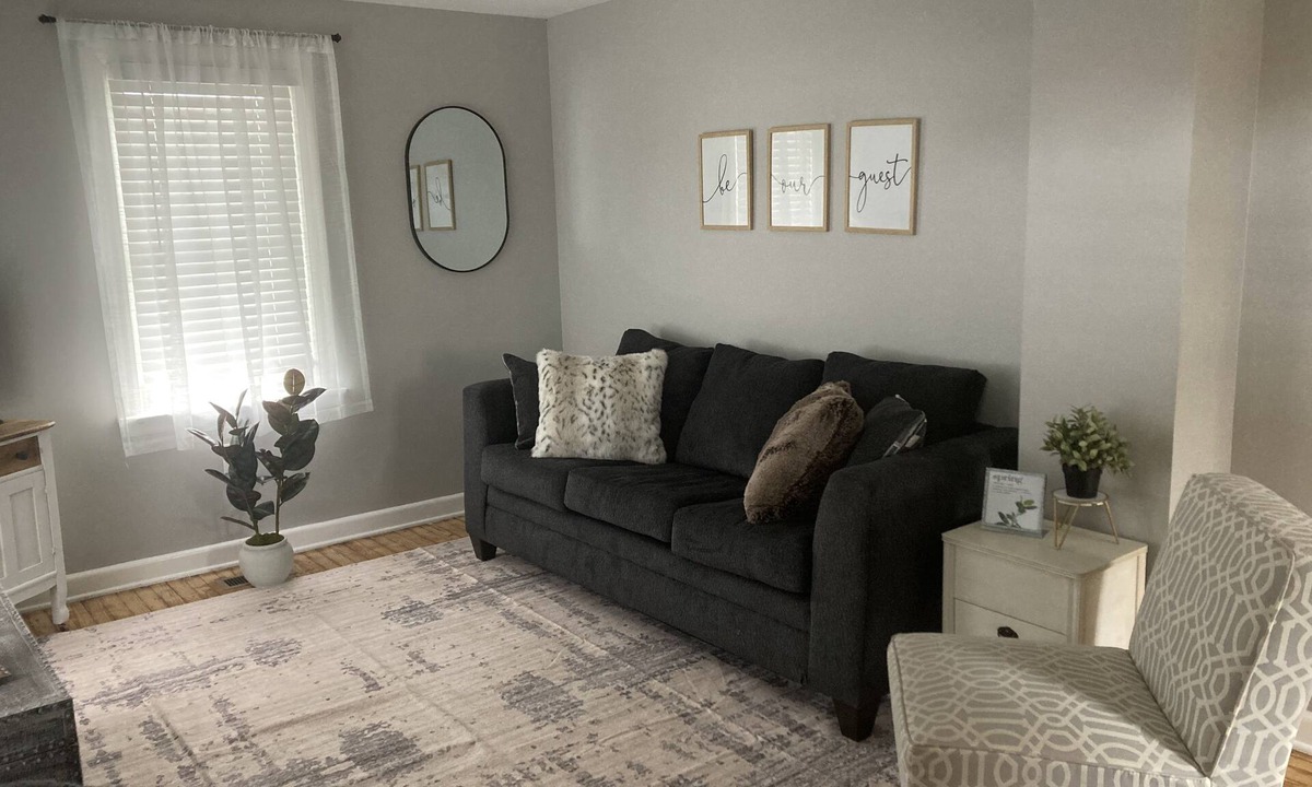 New Holland House | Our Wrens Nest is a tiny, cozy home that immediately feels like home