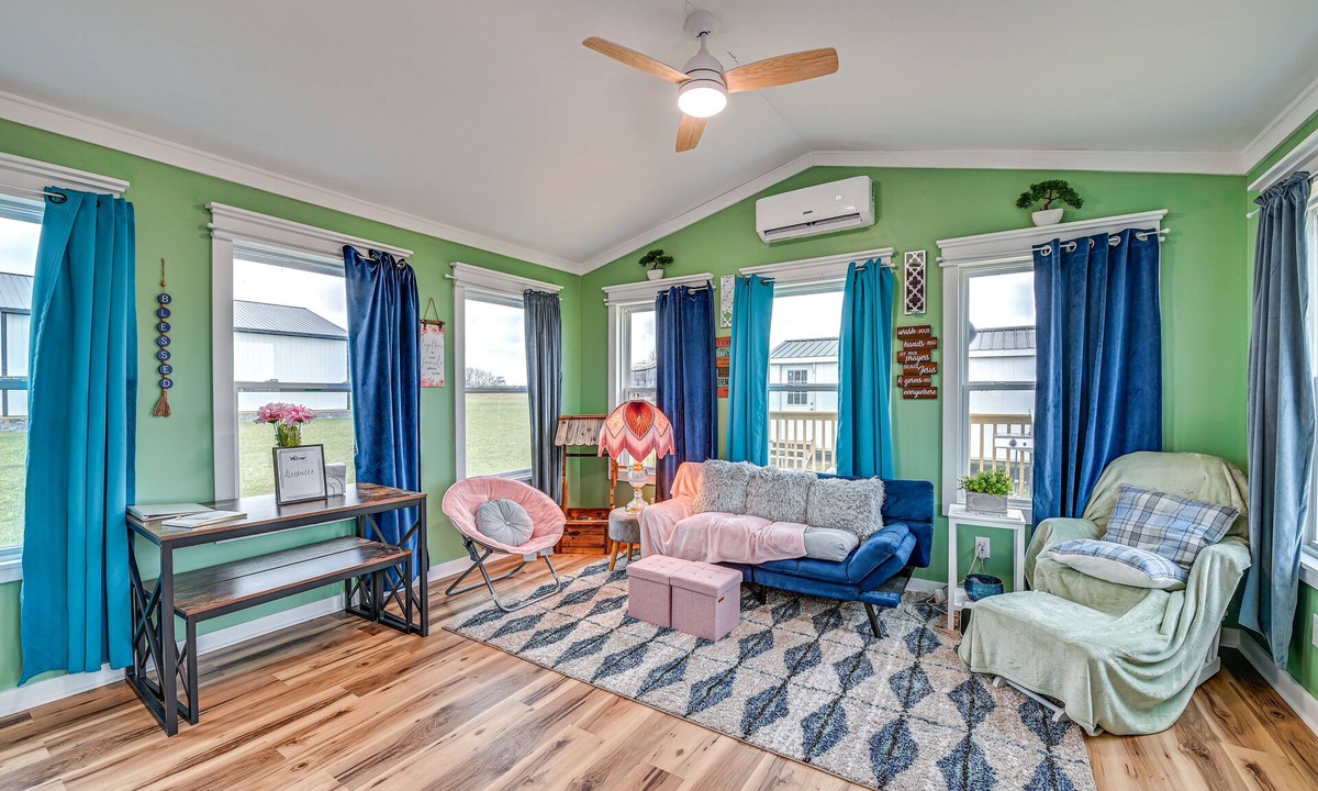 Paint Lick House | Paint Lick Escape w/ Spa Services & Deck!