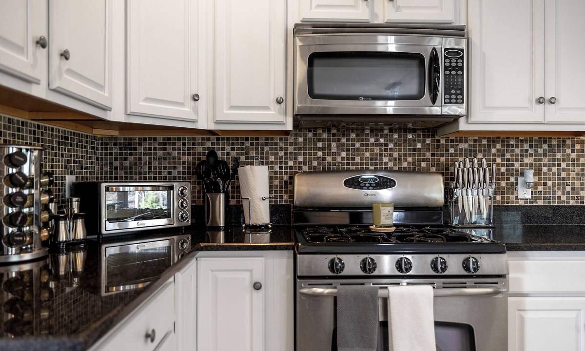 Monroe House | Peaceful & Spacious 5-bedroom home with pool