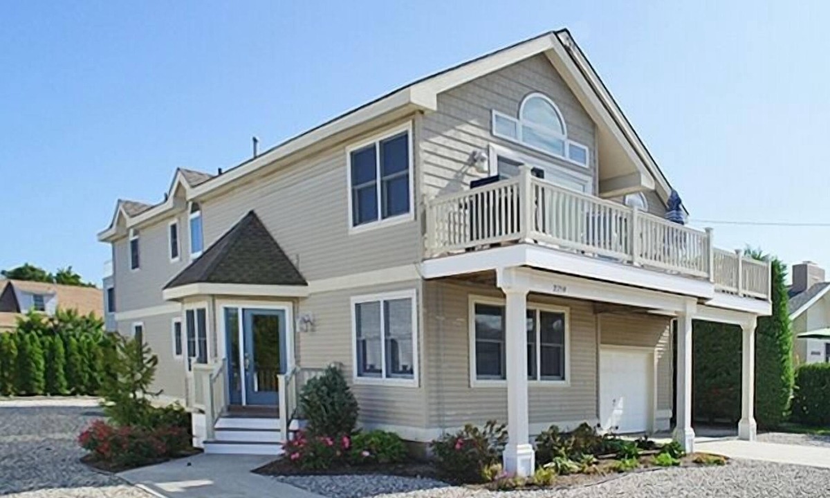 Avalon House | Perfect for a large family. 2 blocks to the beach. One block to shopping.