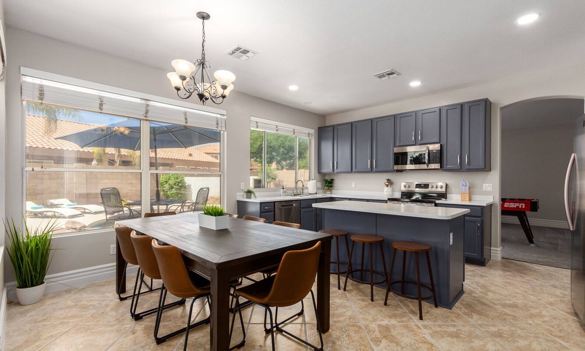 East Mesa House | Perfect winter getaway home {Heated POOL, SPA, BBQ, PUTTING GREEN}