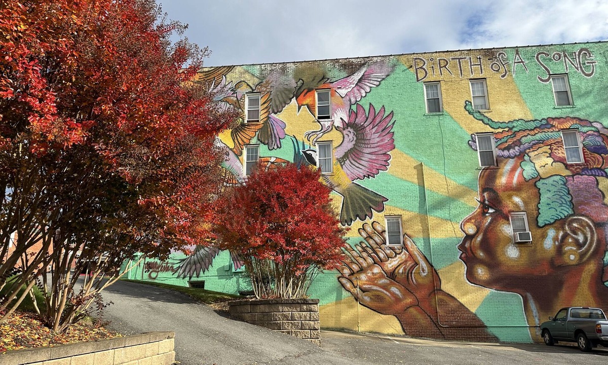 Morgantown Apartment | Perfectly Located Downtown Suite- 3 Queen Beds - Close to WVU
