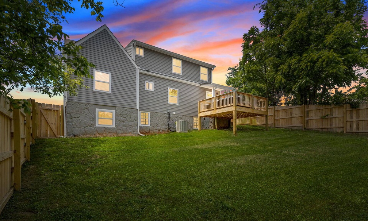 Lupton City House | Pet Friendly/4 BR/2 Game Rooms w/Pool Table & Xbox, 10 Min to Downtown, Sleeps 8