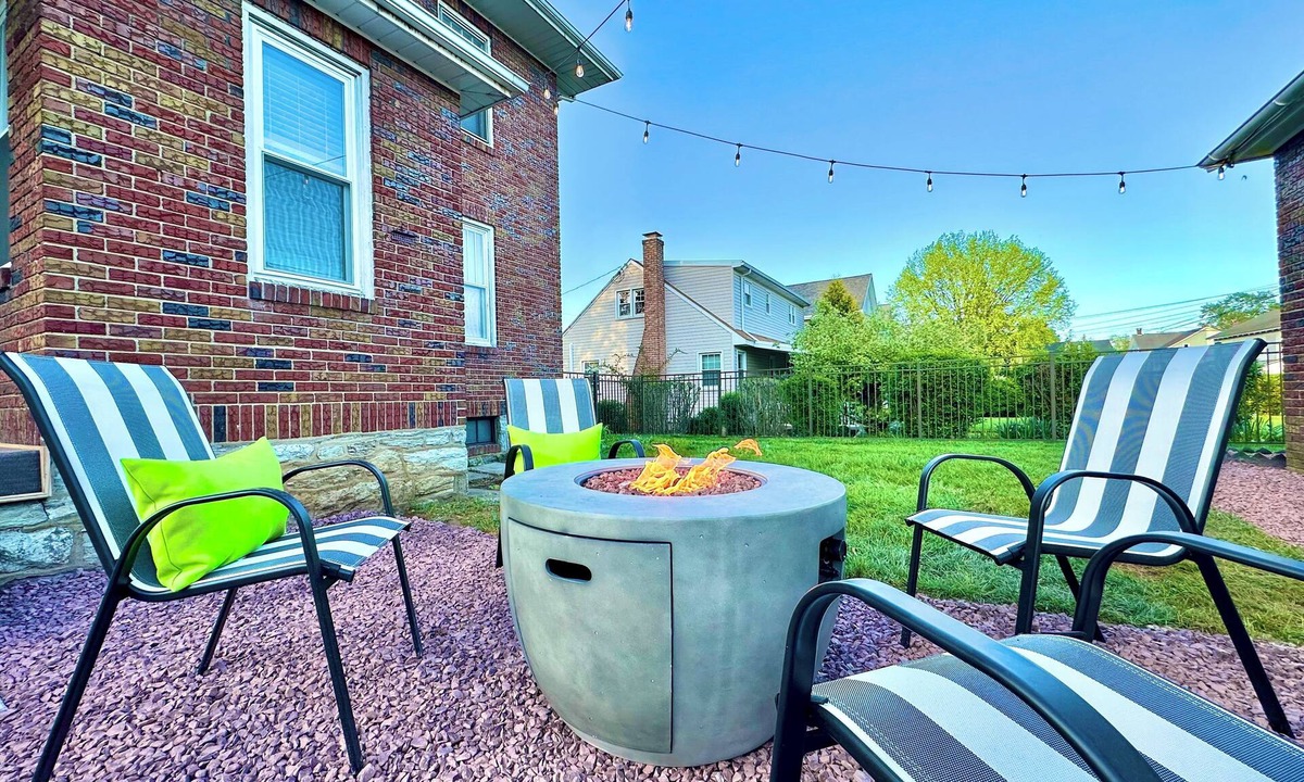Annville House | Pet Friendly! Firepit & Gameroom- Walk To Restaurants, 15 Mins To Hershey Park!