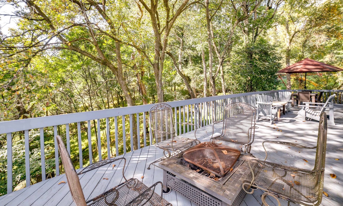 Wildwood Apartment | Pet-Friendly Pennsylvania Abode - Deck & Fireplace