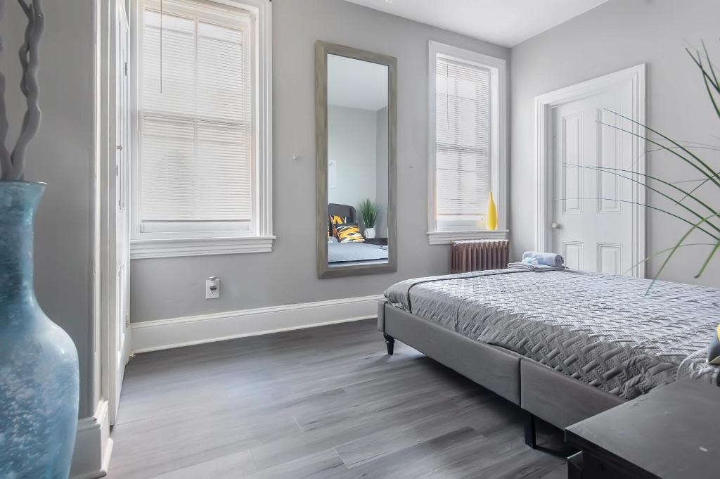 Frankford Hostel | Philly Coed Dorm!! 15 Min Train to Center City!!