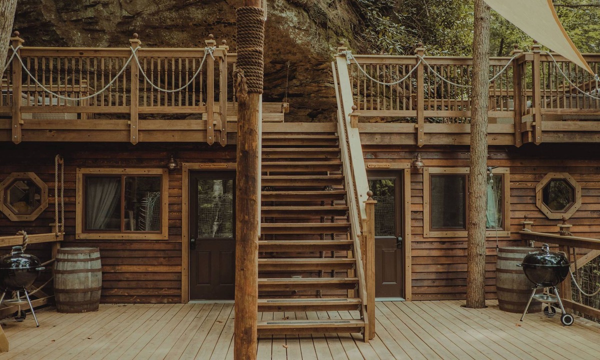 Rogers Hotel | Pirate Ship Cliff House | 4 Bed, 2 Bath