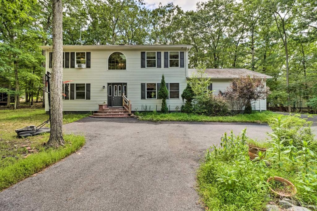 Bushkill House | Pocono Gem with Deck and Fire Pit, 9 Mi to Skiing!