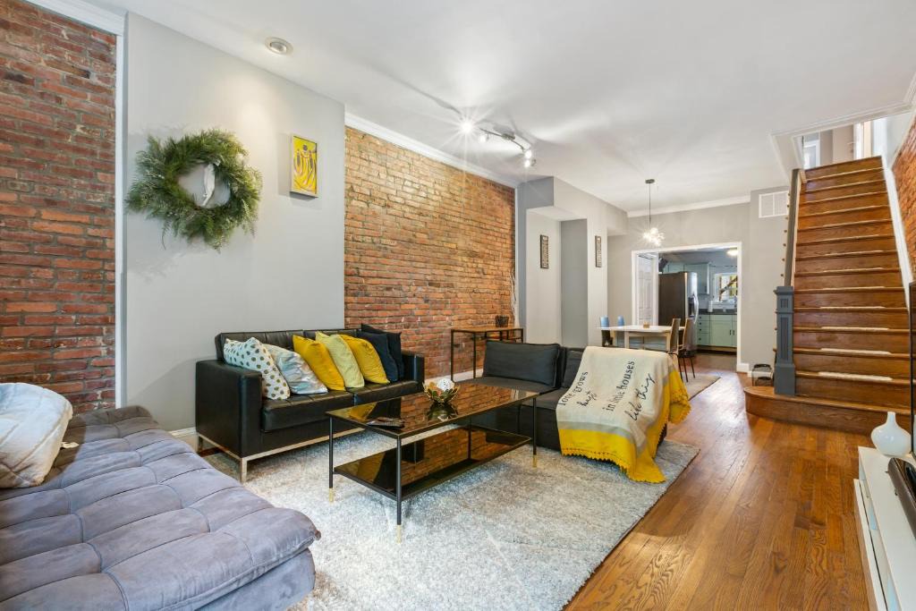 Downtown Baltimore Apartment | Pristine Townhouse With Rooftop Deck Near Canton!