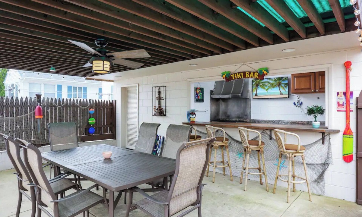 Seaside Heights Cottage | Private bkyd w/tiki Bar, Linens + towels included, Walk to beach. 4 beach badges