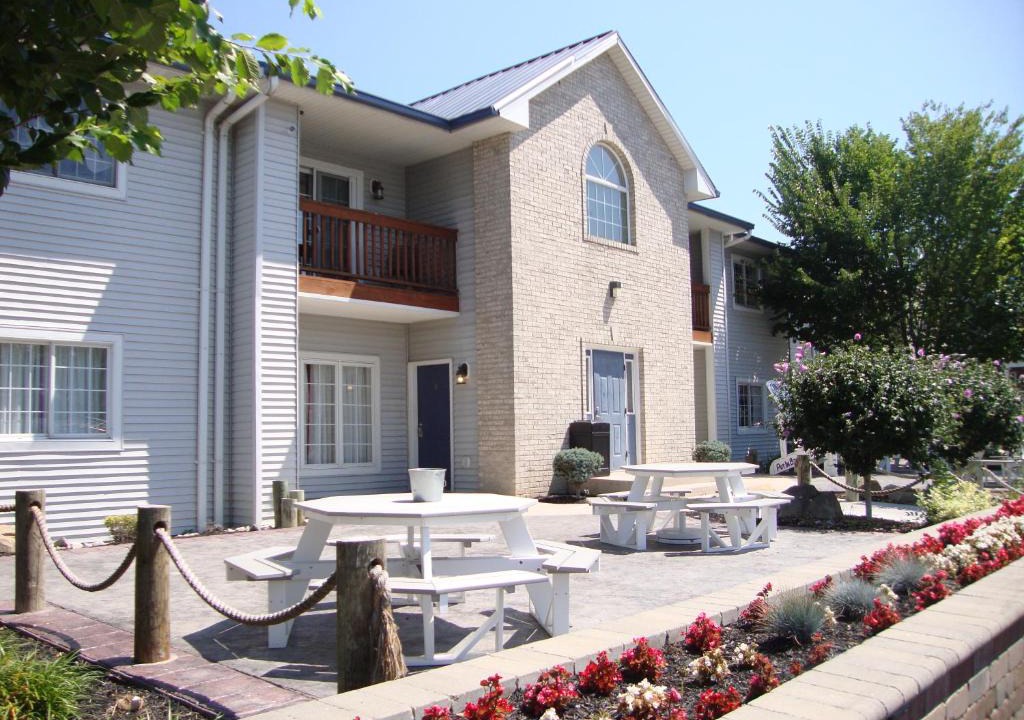 Put-in-Bay House | Put-in-Bay Poolview Condo #2