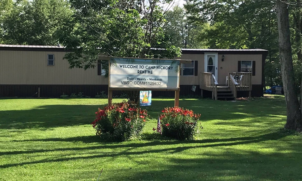 Pymatuning Central House | Pymatuning Lake, walking distance to lake, marina and launch. Amish welcome!