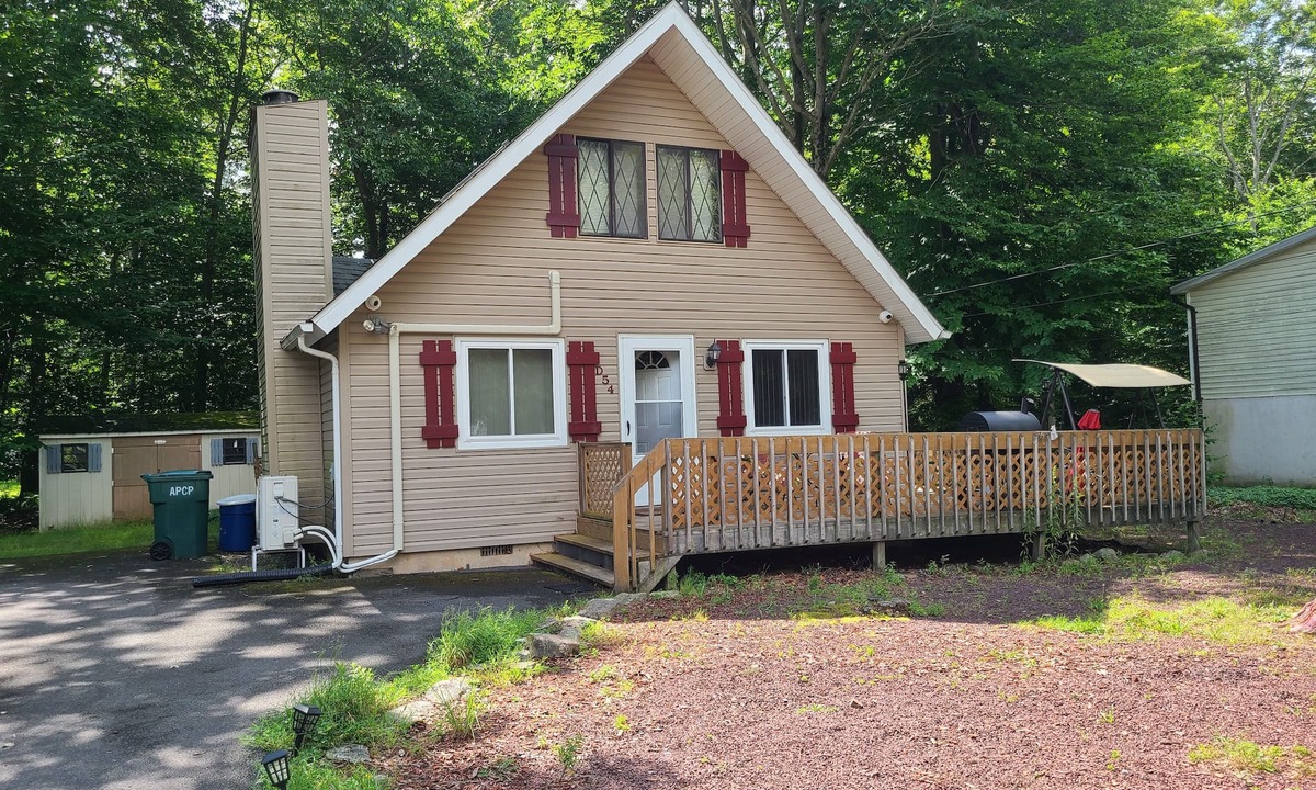 Tobyhanna House | Quiet Chalet with Fireplace, Wi-Fi, and Grill