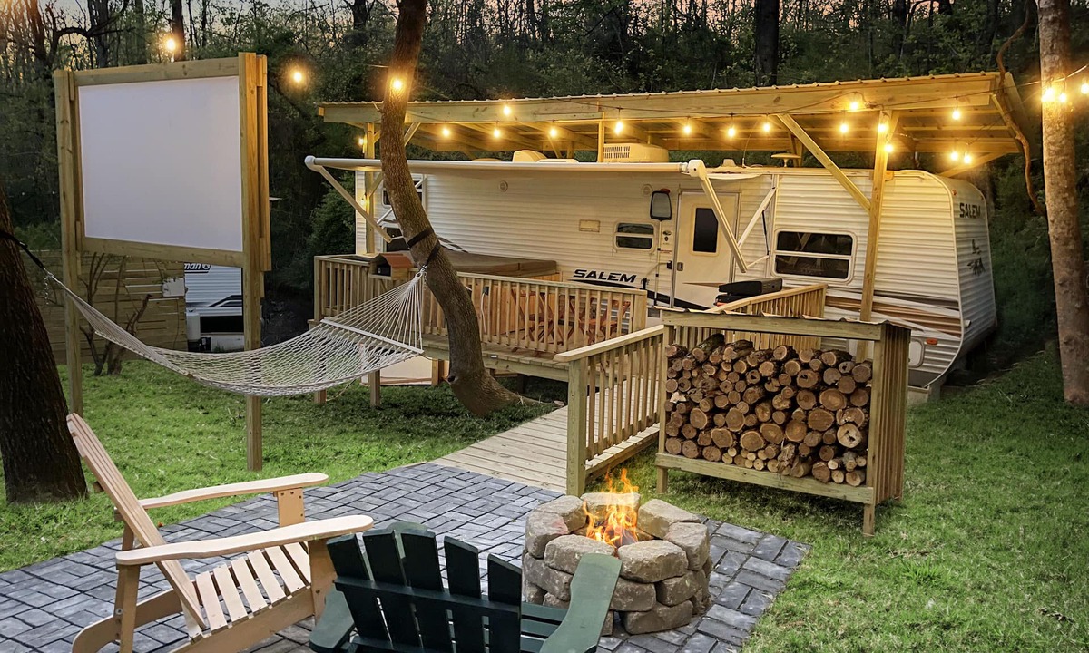 Jonesville House | Ramblin Rose Mountain Camping with Theater, Hot-Tub, Fire-Pit & Hiking Trails