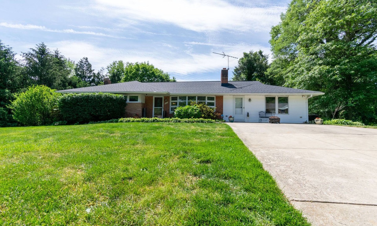 Simpsonville House | Rancher, pets welcome, Wash/Balt/Annplis family friendly Pool table, deck, river