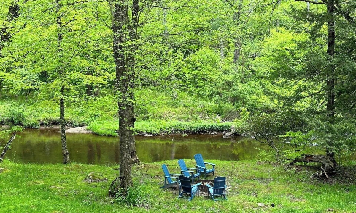 Milanville Cabin | Real log cabin in the forest with modern amenities for the nature lover