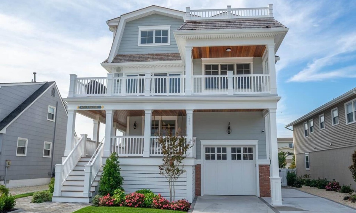Avalon House | Recently Built, Well Maintained Home with a Pool