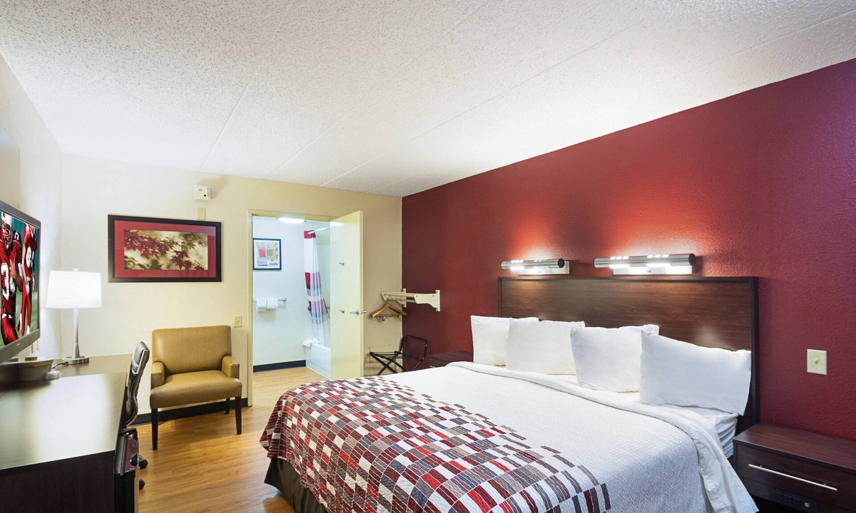 Latonia Hotel | Red Roof Inn Cincinnati East - Beechmont