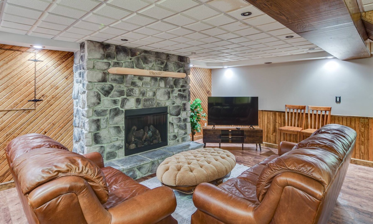 Reedsville House | Reedsville Retreat - Pool, Hot Tub & Fireplace!