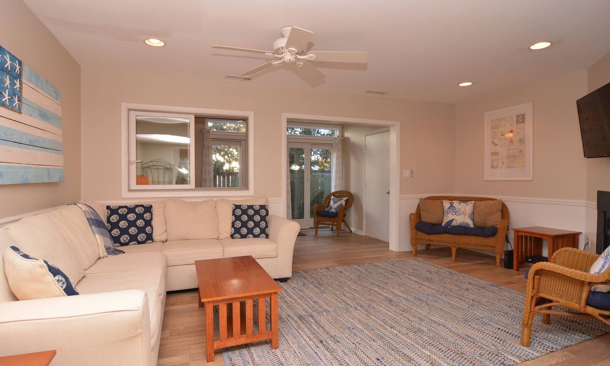 Rehoboth Beach House | Rehoboth Beach Townhouse 3BR w/Lovely Sunroom and Parking