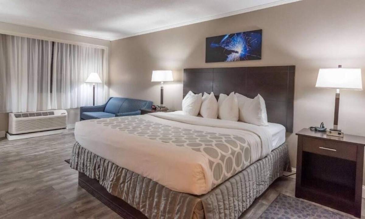 Bethlehem House | Relax and Unwind! Pet-Friendly Property, Onsite Pool, Free Breakfast!