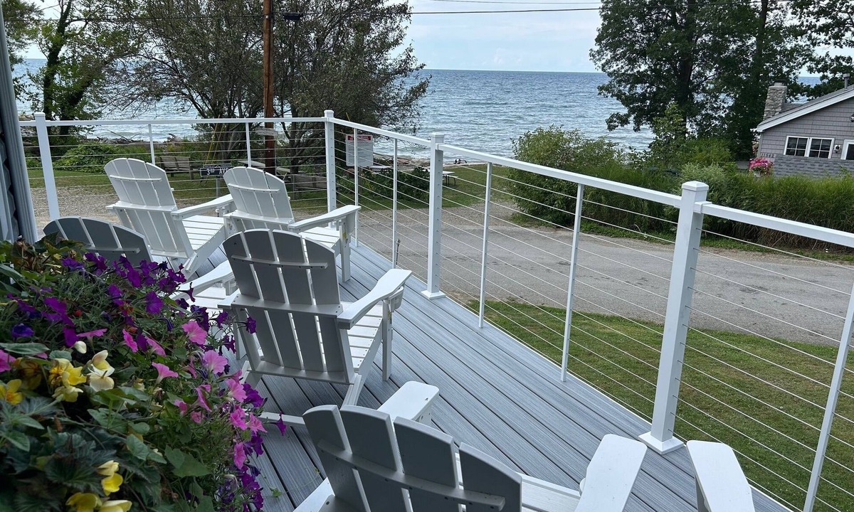 North East House | Renovated Family Lake House - 50' from Lake Erie shore - no cliff