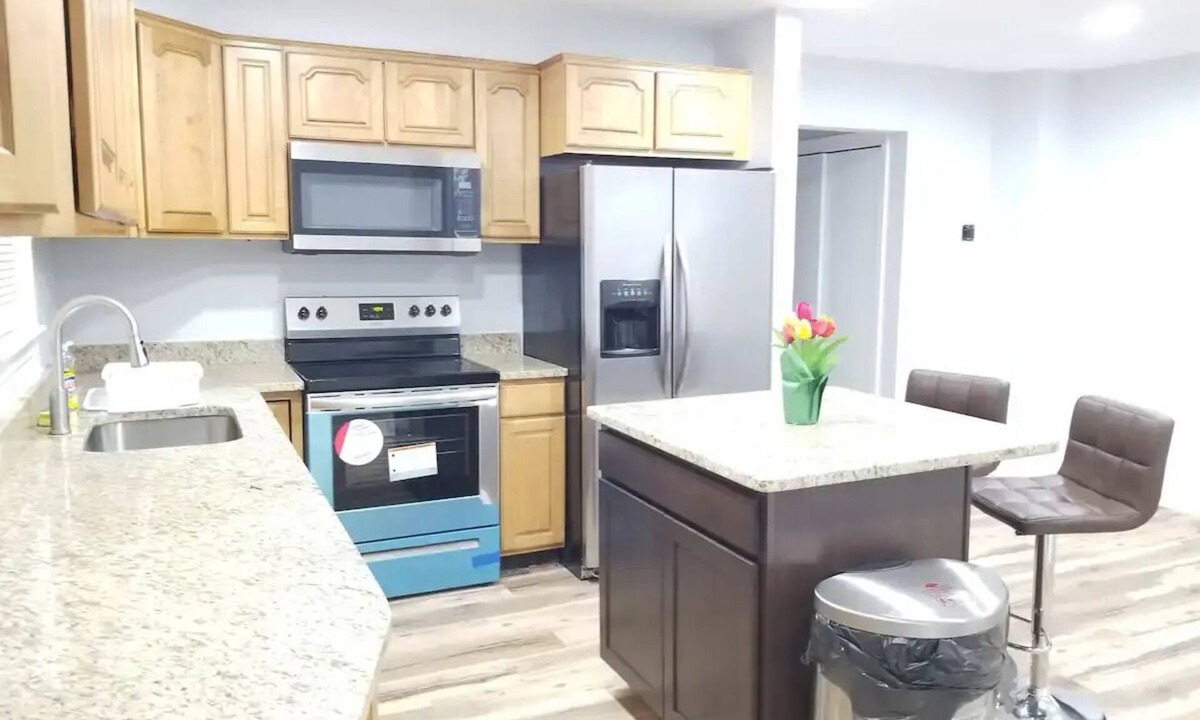 Seabrook House | Renovated home with 7 Bedrms with 4 Full Baths. 20 minutes from DC & Baltimoren