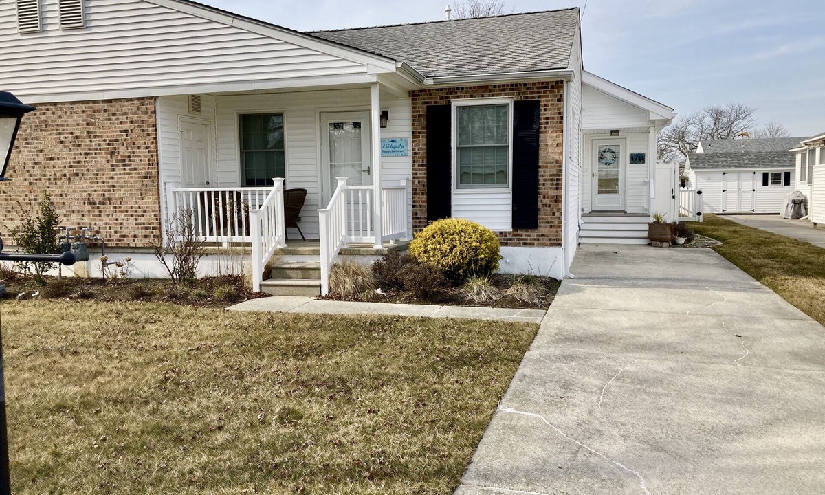 Village Green House | Renovated Village Green Twin in Cape May
