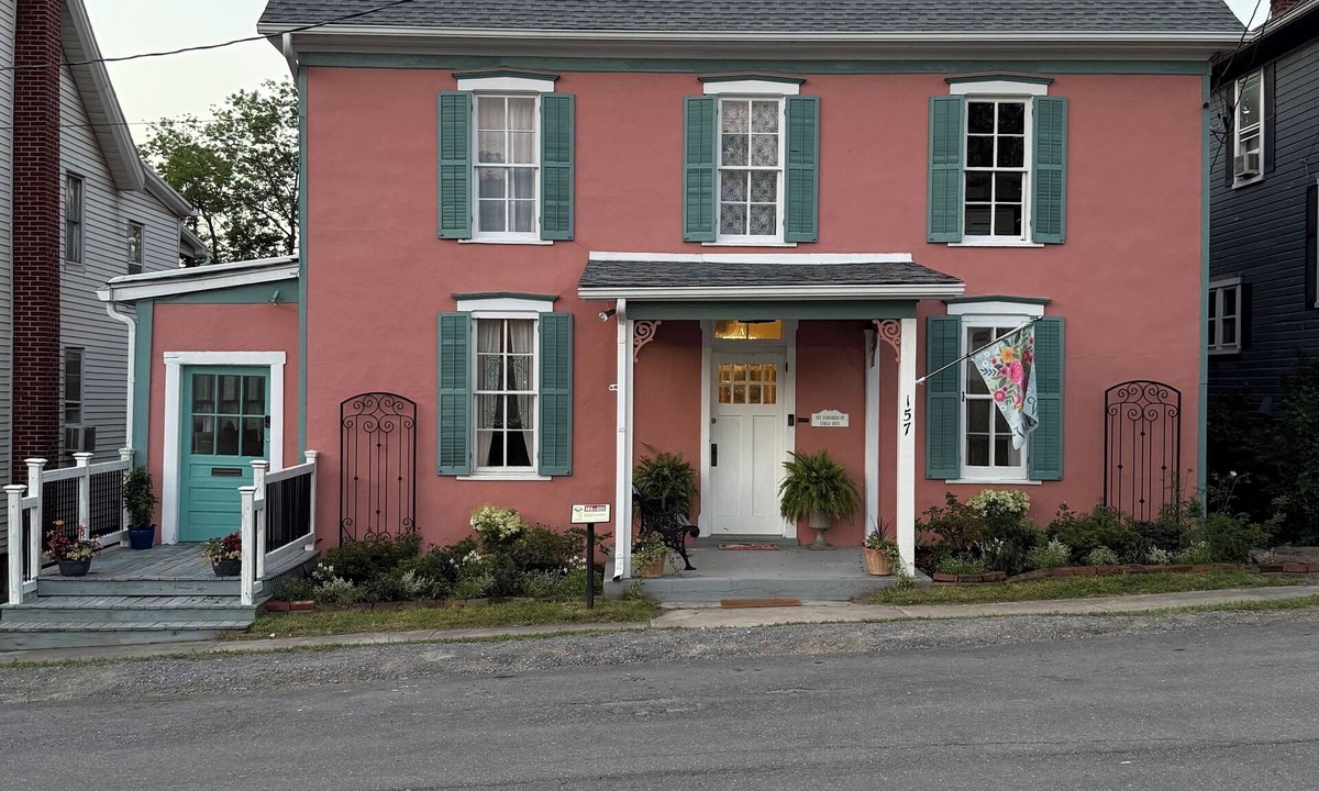 Berkeley Springs House | Restored 1870s 4BR, 2.5 bath, formal dining, in the heart of Berkeley Springs