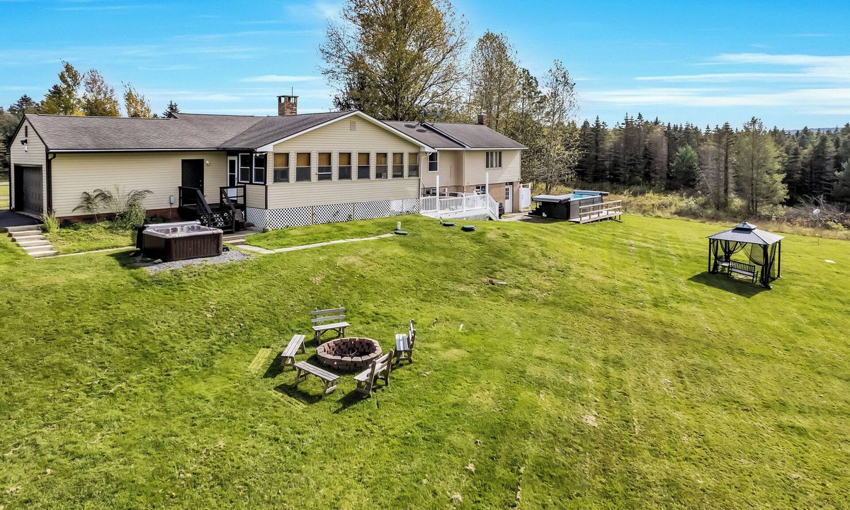 Blakeslee House | Retreats, 24 Acres, Reunions, Swim Spa, Game Rooms