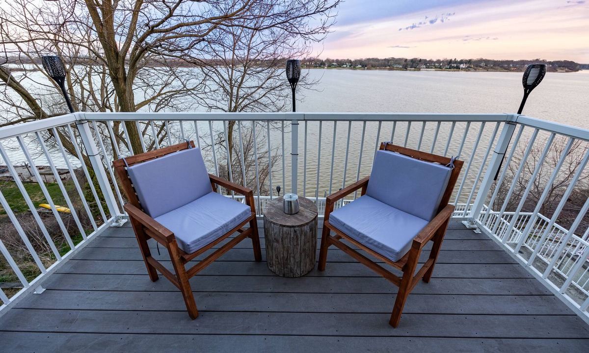 Toledo House | River Front Landing. Amazing Views. Made for You!
