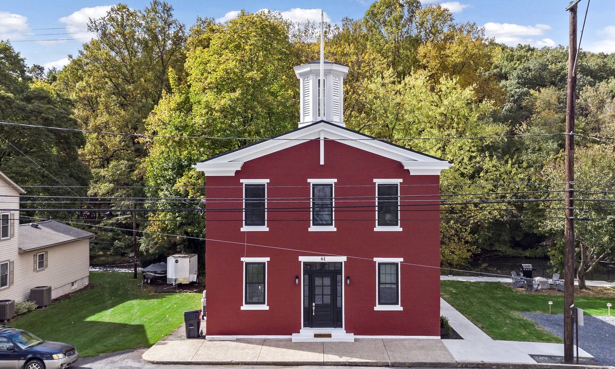 Port Clinton Apartment | River view in Port Clinton! Minutes from Hawk Mountain, Cabela's!