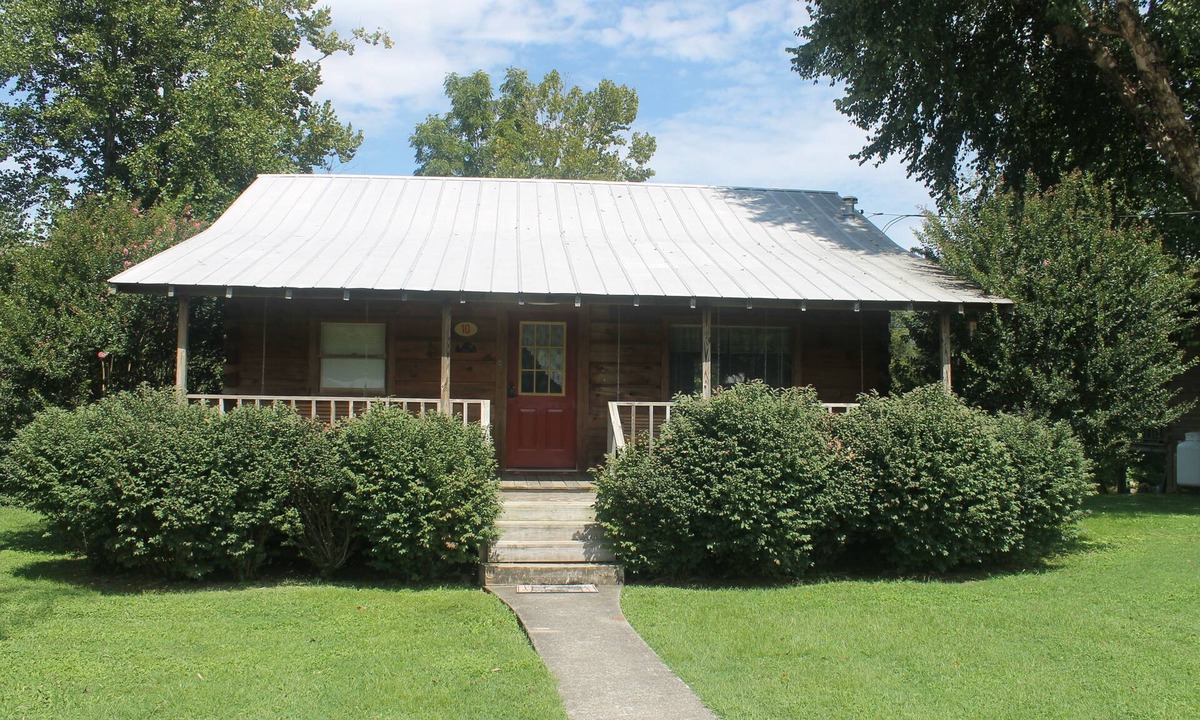 Townsend Cabin | Riverfront Log Cabin 1 1/2 Mile From The Entrance Of The GSM National Park