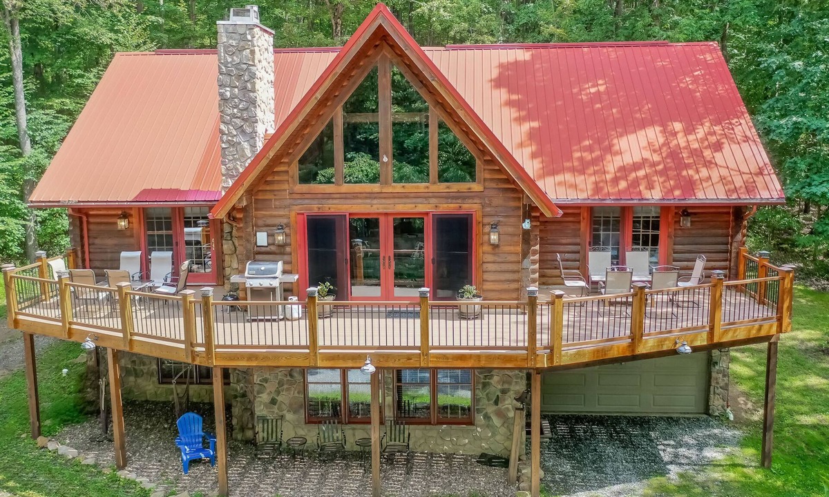 McHenry House | Rock Lodge Cabin | Fire Pit, Expansive Deck!