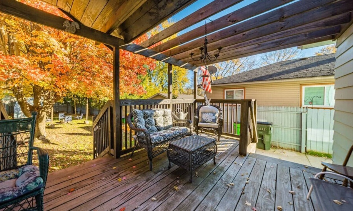 Barberton House | Romantic West Side Cottage, 2/2 sleeps 6-8.