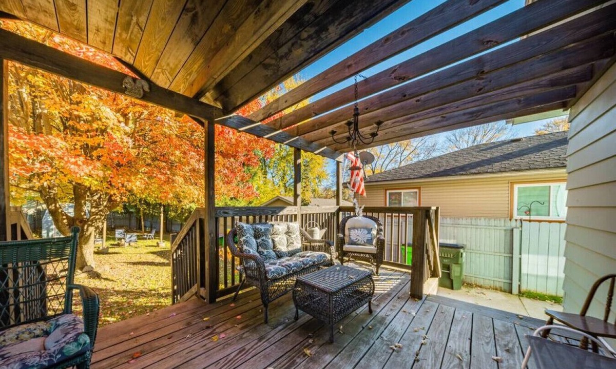 Barberton House | Romantic West Side Cottage, Barberton / Akron