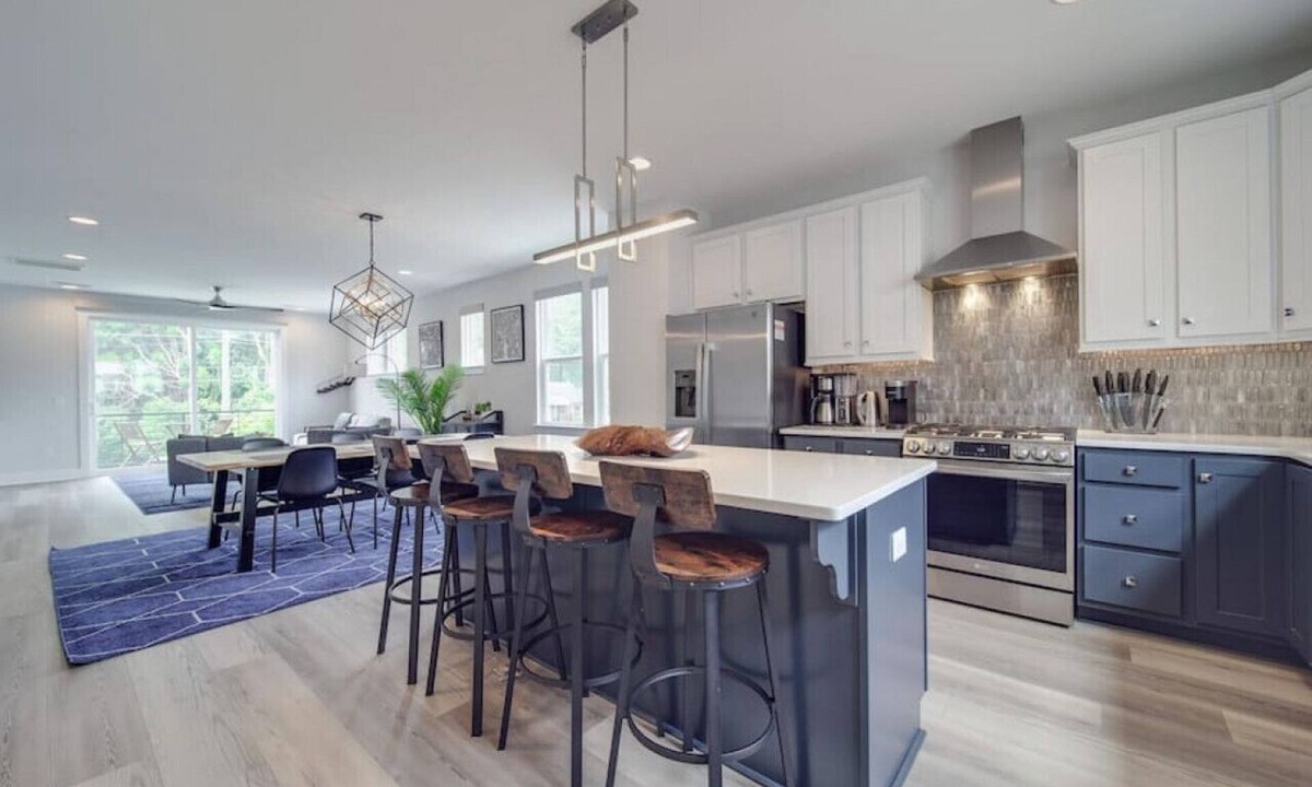 North Charlotte House | Rooftop Retreat — Heart of NoDa— Light Rail —Sauna
