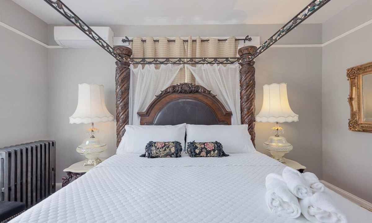 Warwick House | Room 1 at The Warwick Inn – Cozy Elegance in the Heart of Town
