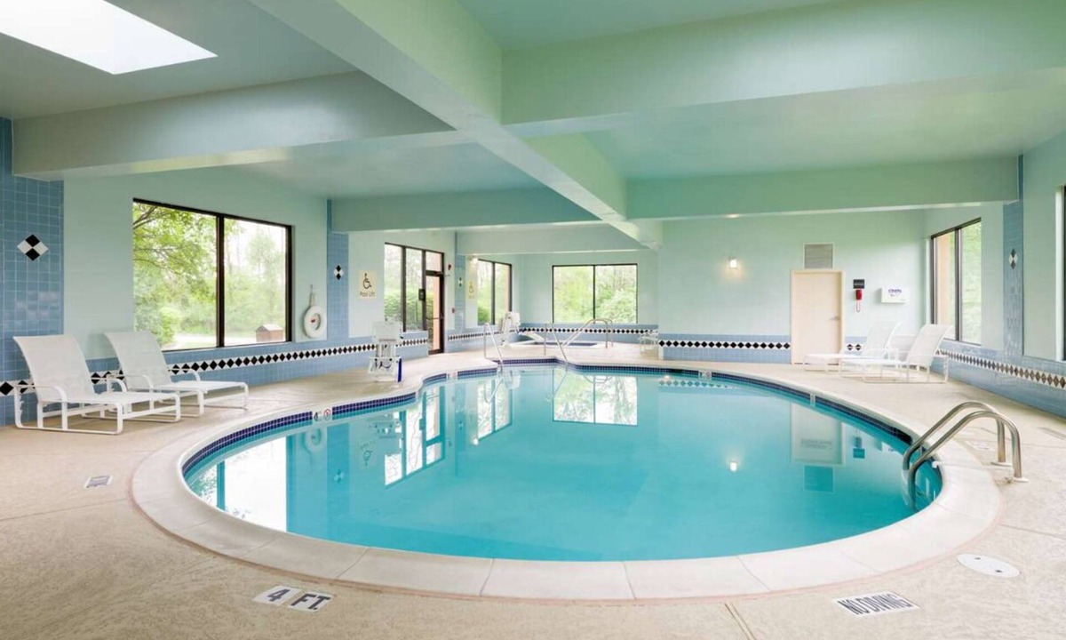 Carlisle Hotel | Room with Whirlpool & Free Breakfast – Just Minutes from Carlisle Army Barracks