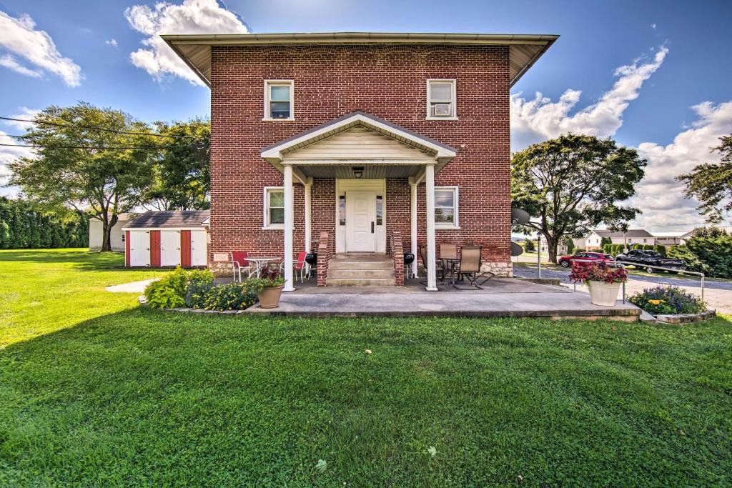 Gap Apartment | Schoolhouse Haven in Gap Communal Grill and Patio