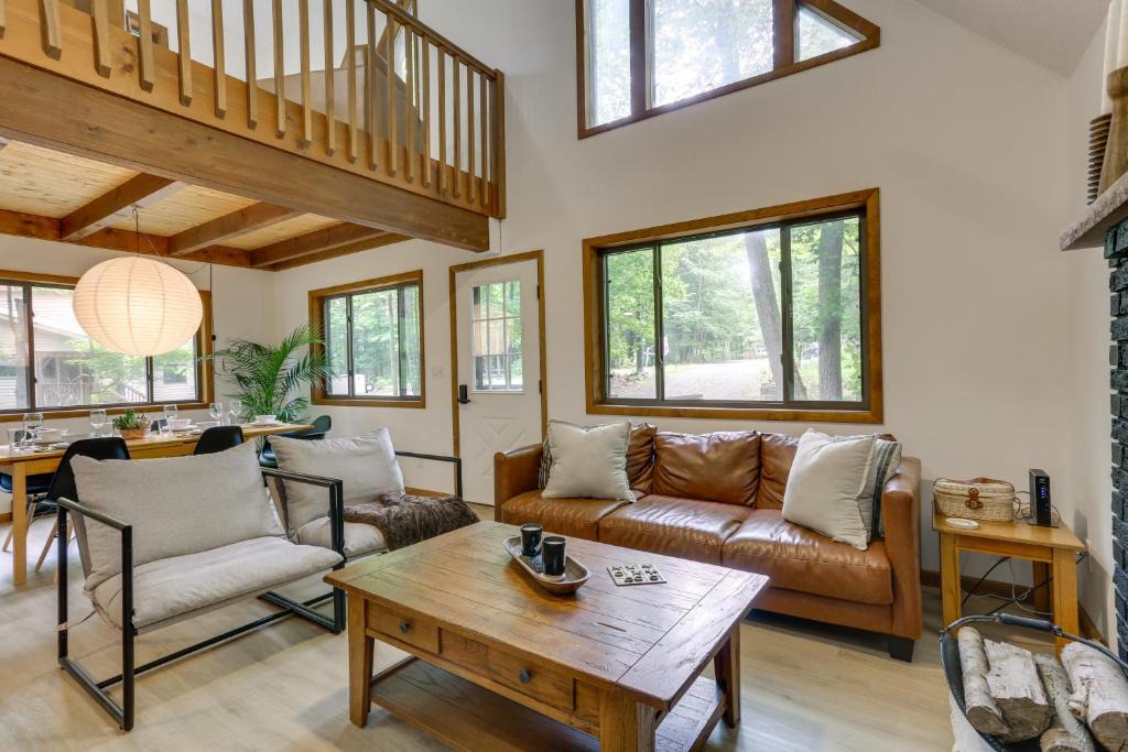 Hamlin House | Screened Porch and Grill Lake Ariel Vacation Rental