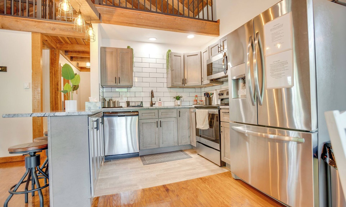 Warfordsburg Cabin | Secluded Cabin in the Woods with Hot Tub & Large Deck