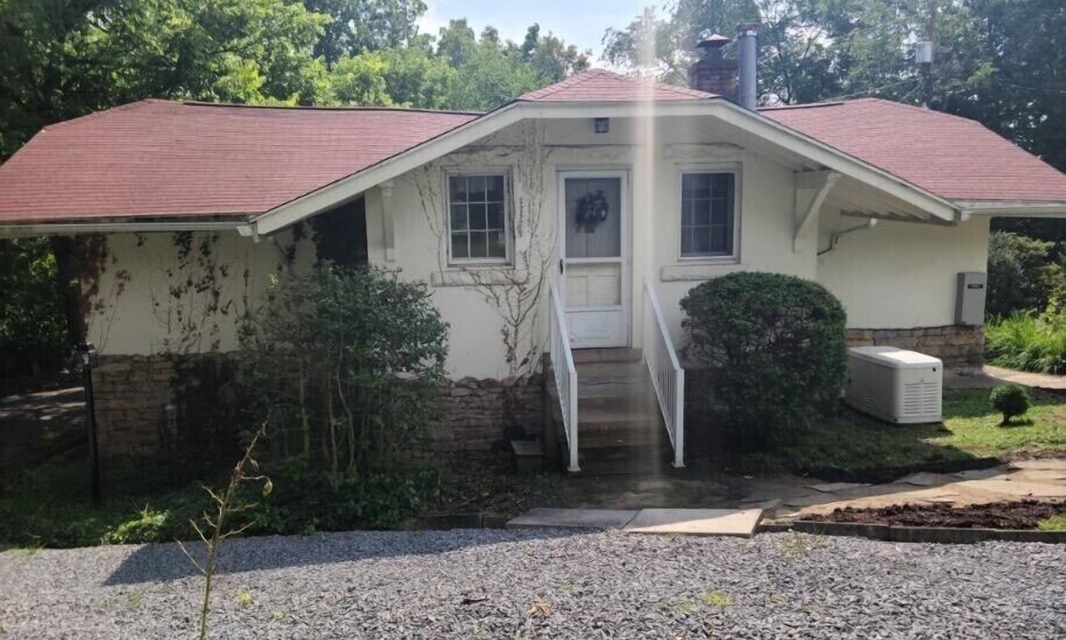 Morgantown House | Secluded carriage house on an estate close to downtown