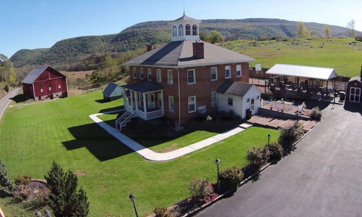 Tyrone House | Serene Sinking Valley Retreat--Main House