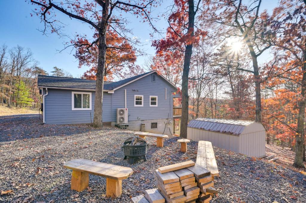 Points House | Serene Springfield Retreat on 6 Acres with Hot Tub!
