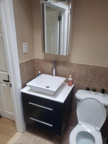 Collingdale House | Serenity Room by the Airport - Shared space
