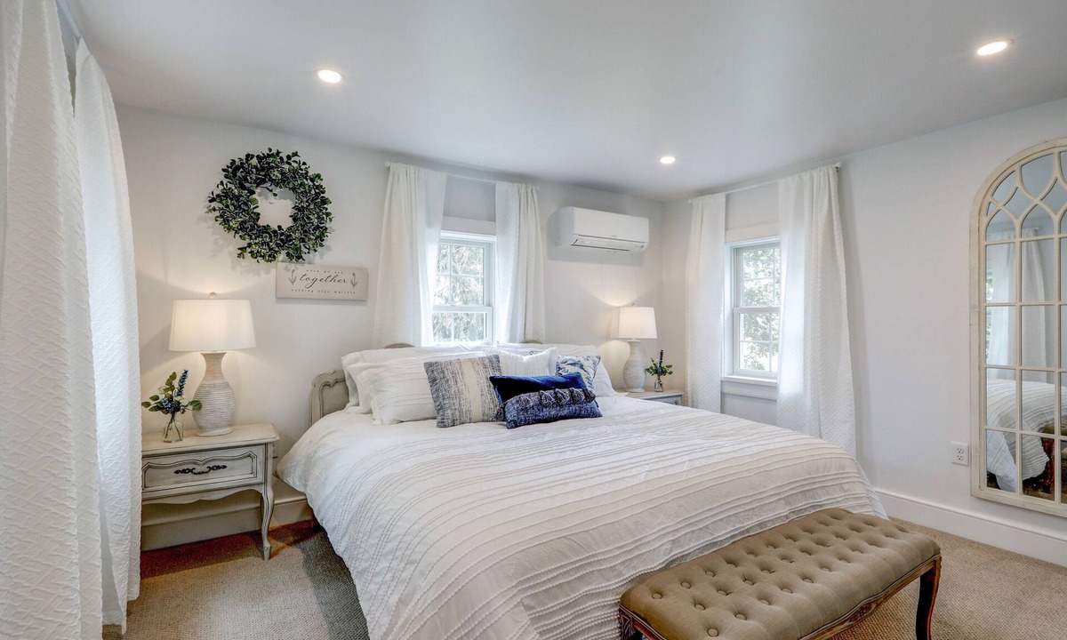 Kinzers Apartment | Shady Brick Getaway/Cozy & charming/King bed/100 Acre farm